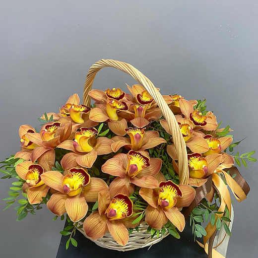 Букет из кофейных орхидеи в корзине ( 25 шт)