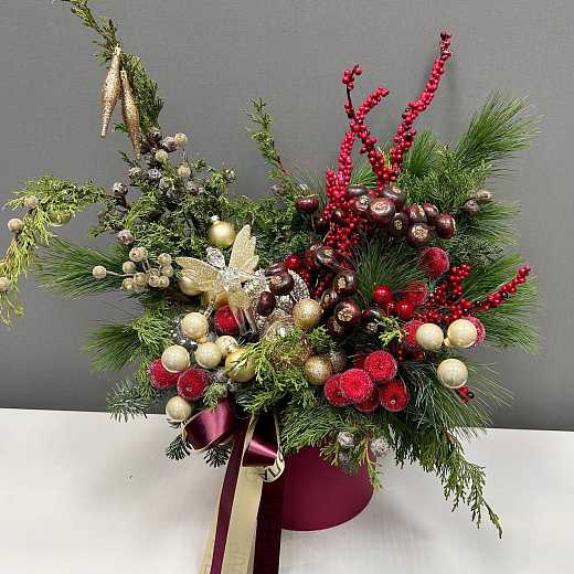 Авторская композиция в шляпной коробке с миксом из хвои и декором с доставкой в Москве