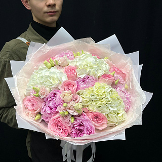 Букет с пионами Сара Бернар, эквадорскими розами  и гортензиями