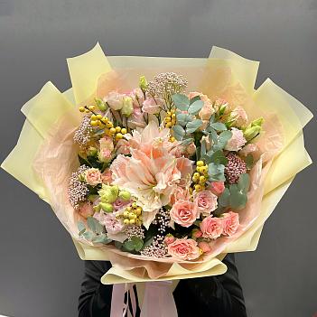 Букет с двуцветным амариллисом, илексом и кустовой розой 