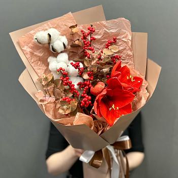 Сезонный букет с красным амариллисом, илексом и хлопком Сезонный букет с красным амариллисом, илексом и хлопком