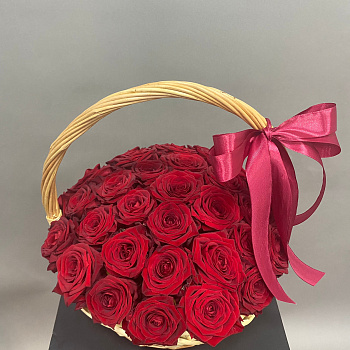 Букет из 29 красных роз в корзине
