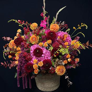 Композиция в плетеном кашпо с сезонными георгинами, гортензиями и кустовыми розами Композиция в плетеном кашпо с сезонными георгинами, гортензиями и кустовыми розами