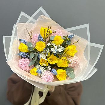 Весенний микс с нарциссами, мускари, гиаицнтами и форзицией