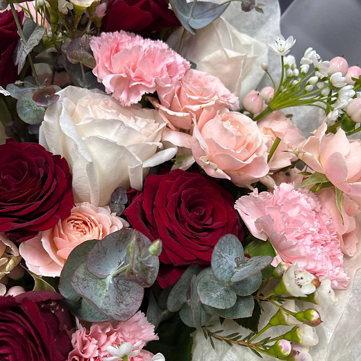Микс-букет с розами, гвоздикой и аллиумом по лучшей цене в Москве Микс-букет с розами, гвоздикой и аллиумом с доставкой в Москве