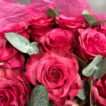 Букет из 11 розовых Эквадорских роз с эвкалитом