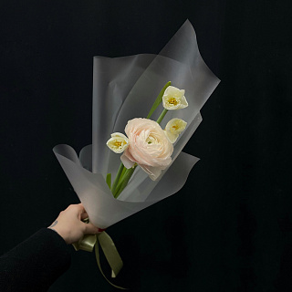 Букет из нарциссов и ранункулусов в матовой пленке