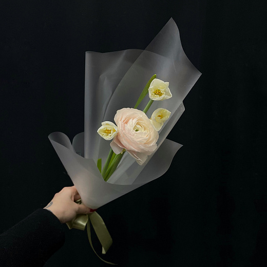 Букет из нарциссов и ранункулусов в матовой пленке по лучшей цене в Москве Букет из нарциссов и ранункулусов в матовой пленке с доставкой в Москве