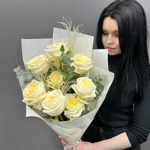 Монобукет из 9 эквадорских белых роз со стифой с доставкой в Москве