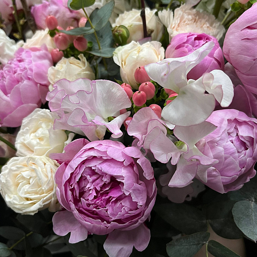 Авторский микс с пионами, маттиолой, латирусом, кустовыми розами и цветущими ветками с доставкой в Москве