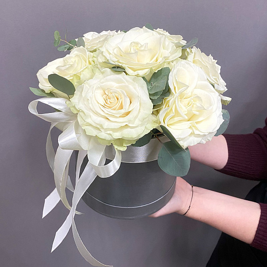 Мини-коробка с 9 белыми розами