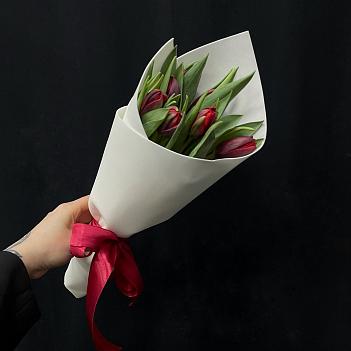 Букет из 7 красных пионовидных тюльпанов в упаковке