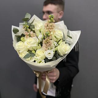 Микс из белой розы, эустомы, маттиолы и эвкалипта в белом фоамиране