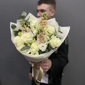 Микс из белой розы, эустомы, маттиолы и эвкалипта в белом фоамиране