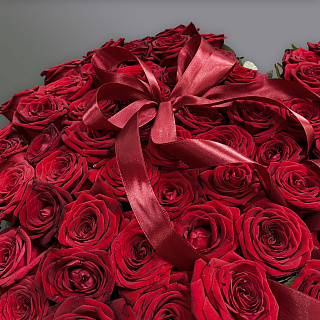 Букет из 101 красной розы Ред Наоми с эвкалиптом в корзине в виде сердца