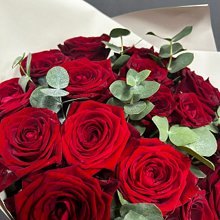 Букет из 19 красных роз и эвкалипта ( 50 см)