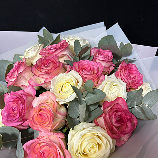 Микс из роз Джумилия и белых с эвкалиптом ( 50 см)