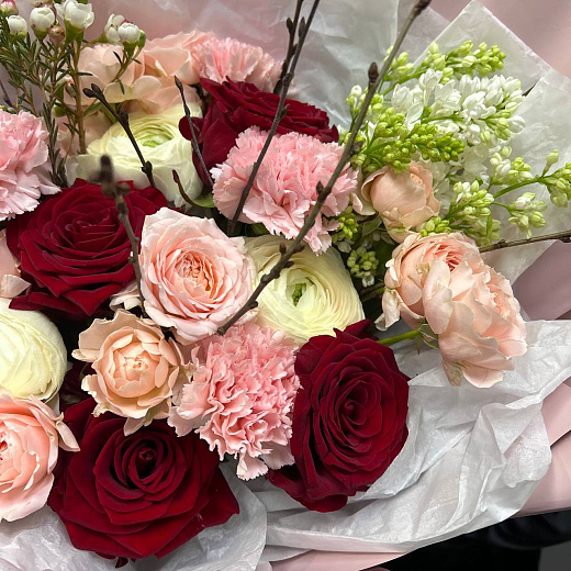 Микс-букет с ранункулюсами, розой и сиренью с доставкой в Москве