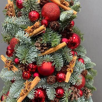 Елка из нобилиса с корицей и красным декором Елка из нобилиса с корицей и красным декором