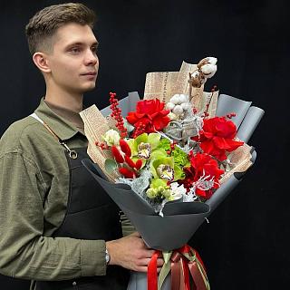 Букет с илексом, хлопком, французской розой и орхидеями 