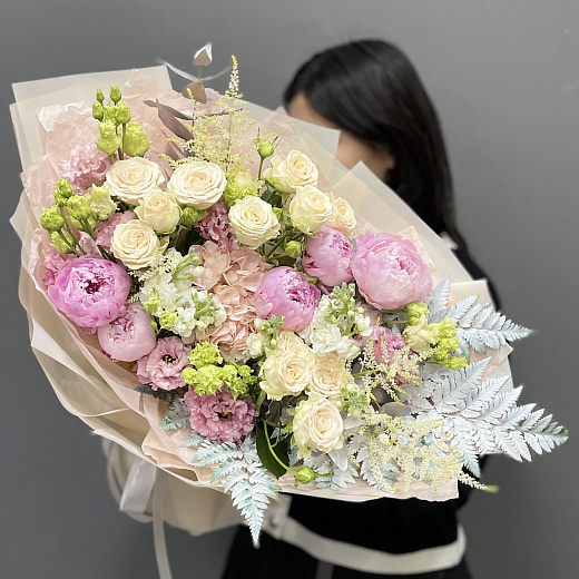 Букет из пионов Сара Бернар, пионовидных роз, эустомы и маттиолы по лучшей цене в Москве Букет из пионов Сара Бернар, пионовидных роз, эустомы и маттиолы с доставкой в Москве