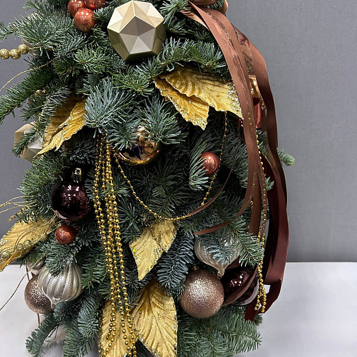 Елка из нобилиса с декором и золотыми листьями с доставкой в Москве