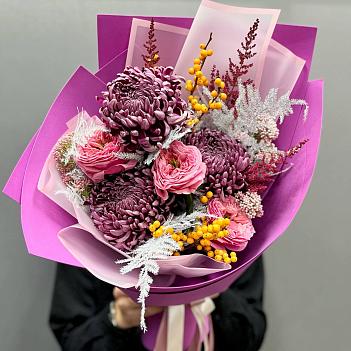 Осенний букет в фиолетовом цвете с сезонной крымской хризантемой и пионовидными розами 