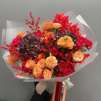 Сезонный букет с гортензиями, розами и Илекосм Сезонный букет с гортензиями, розами и Илекосм