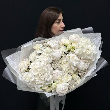 Белый букет с пионами и озотамнусом