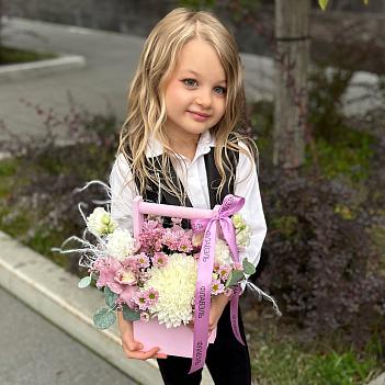 Композиция с хризантемой и орхидеей в розовом ящике