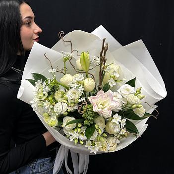 Белый букет с пионовидной лилий 