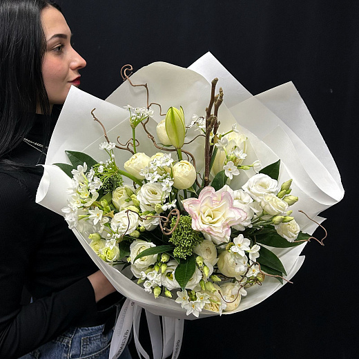 Белый букет с пионовидной лилий по лучшей цене в Москве Белый букет с пионовидной лилий с доставкой в Москве