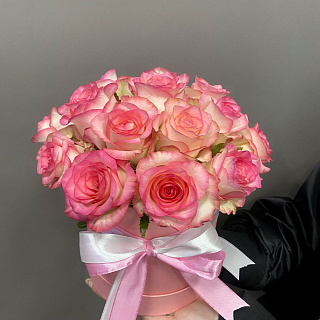 Букет из 19 роз Джумилия в розовой шляпной коробке