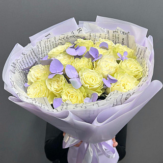 Монобукет из 15 эквадорских белых роз с разноцветным эвкалиптом 