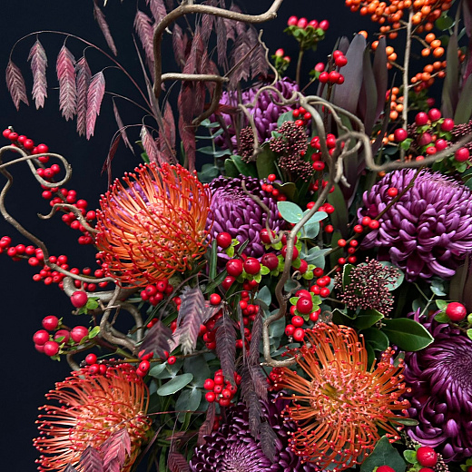 Сезонная композиция в тыкве с хризантемами Бигуди, илексом и экзотикой  по лучшей цене в Москве Сезонная композиция в тыкве с хризантемами Бигуди, илексом и экзотикой  с доставкой в Москве