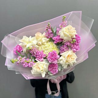 Букет с французскими розами, гортензией, маттиолой и диантусами