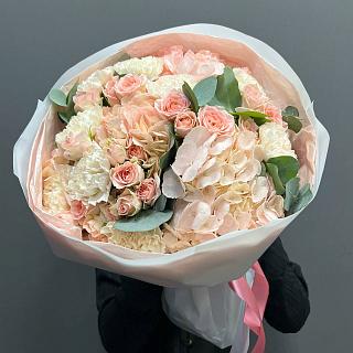 Нежный букет из гортензий, диантусов и кустовой розы