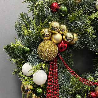 Венок из нобилиса с декором и щелкунчиком