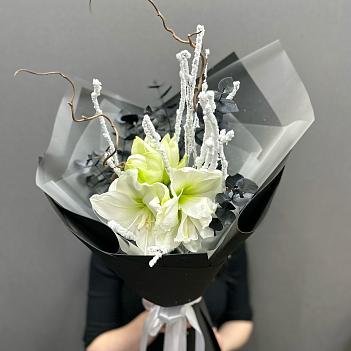 Сезонный букет с белым амариллисом, сухоцветами и корилусом 