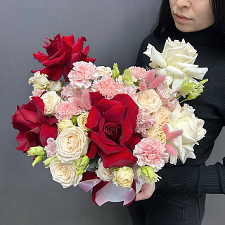 Букет из кустовой пионовидной розы, розовой гвоздики, эустомы и французской розы в белой шляпной коробке