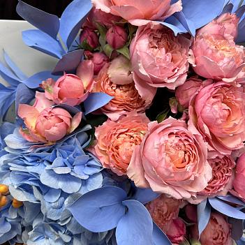 Авторский букет с гортензиями и розой Джульетта