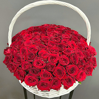 Корзина из 101 красной розы Ред Наоми
