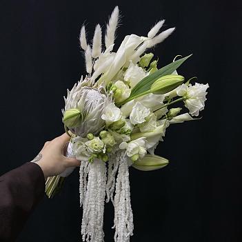 Свадебный букет из белых калл, протеи, эустомы и ферзии с королевской прочей и амарантом Свадебный букет из белых калл, протеи, эустомы и ферзии с королевской прочей и амарантом