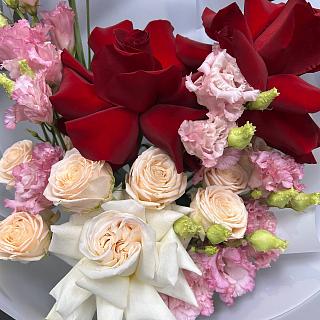 Микс из французских роз, розовой эустомы и кустовой розы