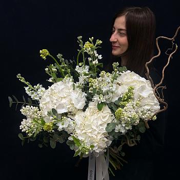 Авторский микс с белыми гортензиями и сиренью