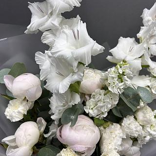 Букет с белоснежными гладиолусами и пионами в матовой пленке 
