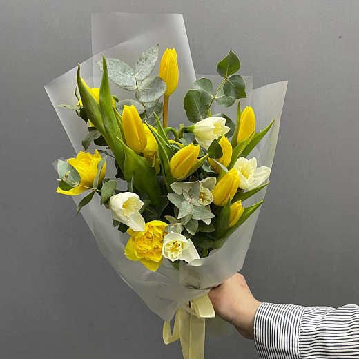 Весенний букет с тюльпанами и нарциссами с доставкой в Москве