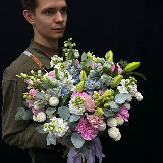 Микс с дельфиниумом, маттиолой, эустомой, гвоздикой и лилией