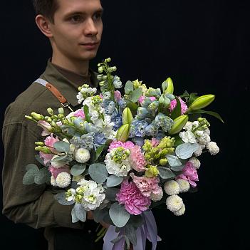 Микс с дельфиниумом, маттиолой, эустомой, гвоздикой и лилией Микс с дельфиниумом, маттиолой, эустомой, гвоздикой и лилией