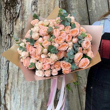 Большой букет из персиковых пионовидных кустовых роз и эвкалипта